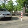 parkeerpaal met ketting 5 Antiparkeerpalen met ketting en kettingslot op parkeerplaats